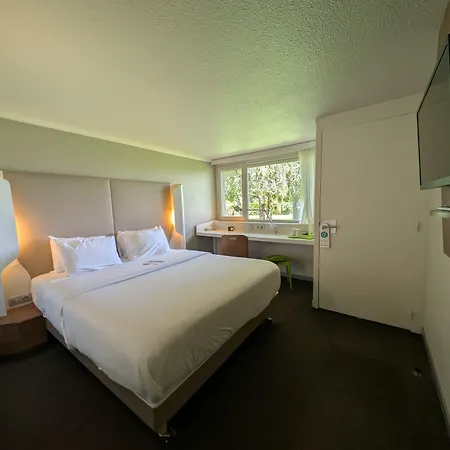 Hotel Campanile - Za Courtaboeuf 3*